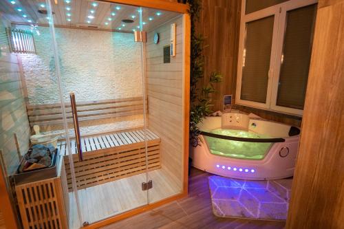 Capsule Luna Park - sauna - jeux d'arcade - jacuzzi - billard - Netflix
