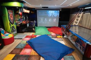 Capsule Luna Park - sauna - jeux d'arcade - jacuzzi - billard - Netflix