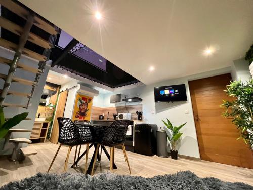Capsule safari jacuzzi - home cinema - pouffe géant