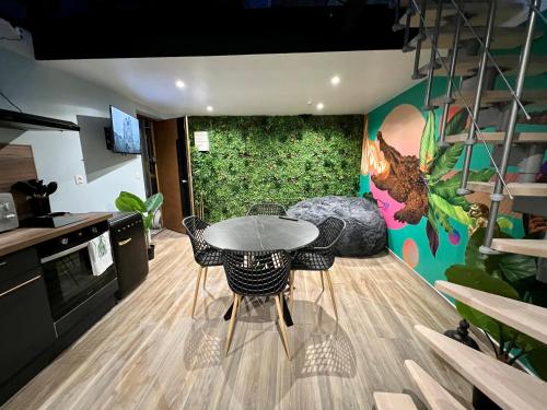 Capsule safari jacuzzi - home cinema - pouffe géant