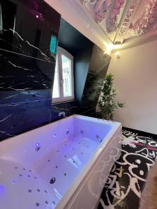 Capsule WTF artistique Jacuzzi Cinema arcade de jeux 2 chambres