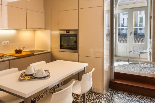 Cardosas Charming Apartment with Balconies