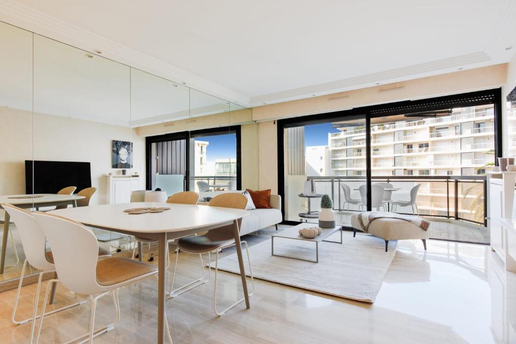 Appartement Carlton area chic 2 bedrooms 2 baths 7 Rue Rouaze 06400 Cannes
