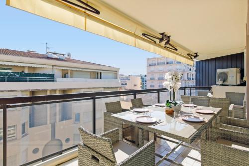 Carlton area XXL luxe 1 bed with large terrace