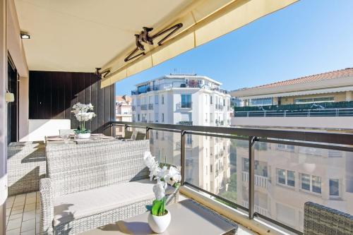 Carlton area XXL luxe 1 bed with large terrace