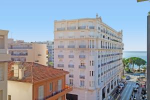 Carlton area XXL luxe 1 bed with large terrace