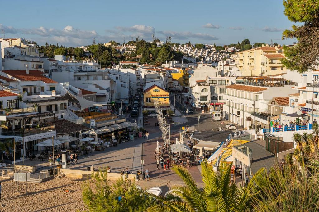 Carvoeiro Roof Top Apartment, next to the beach! Estrada do Farol 23, 8400-498 Carvoeiro