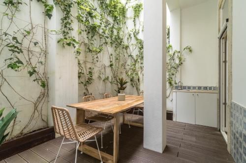 Casa Boma Lisboa - Design Apartment with Private Vegetal Terrace - Lapa VII