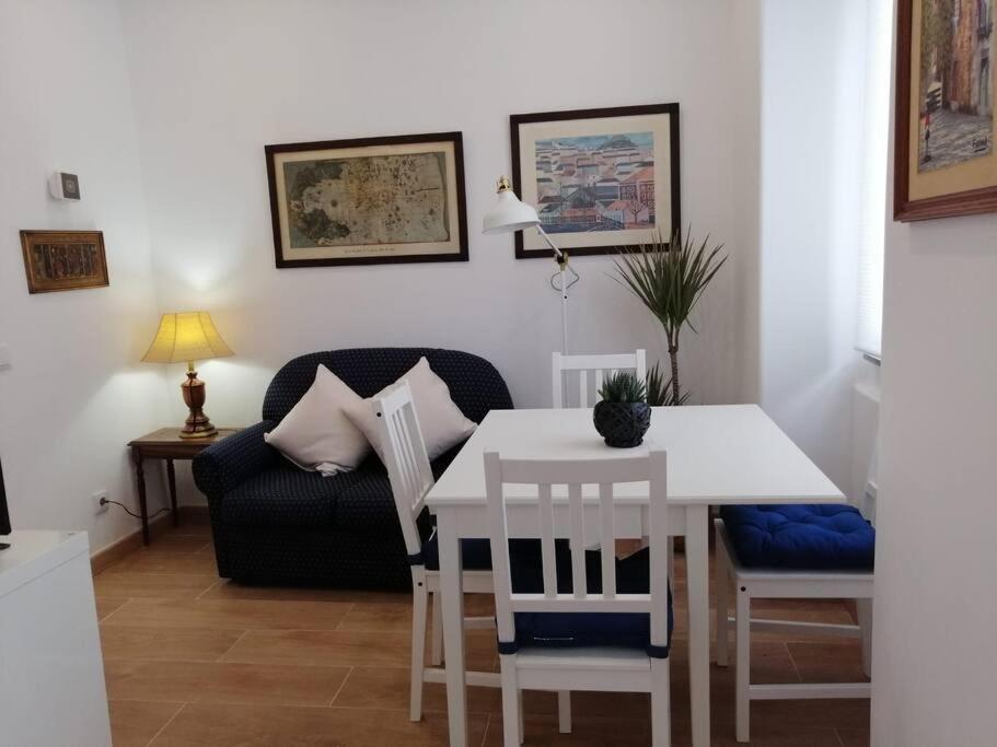 Appartement CASA DA PRAIA DA POÇA - APARTAMENTO TULIPA Rua Samuel Gonçalves Sanches 141 C 2765-280 Estoril