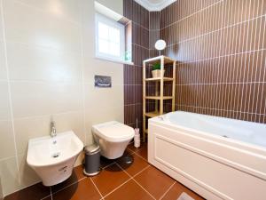 Casa Juju - Férias em familia em apartamento com piscina perto da praia