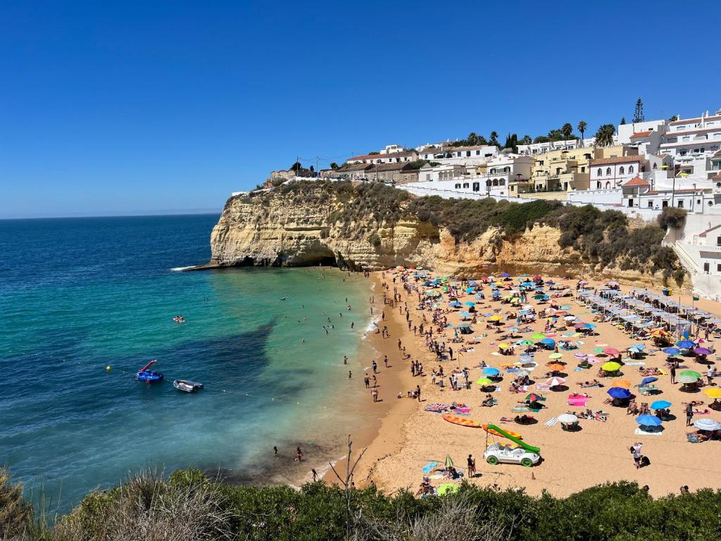 Casa Sol e Mar A Rua Aldeia das Chaminés bloco A, n. 34, 8400-566 Carvoeiro