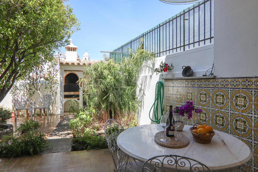 Casa Tangerina Rua dos Mouros, 14, R/C Dto, 8800-410 Tavira