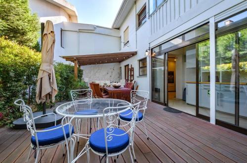 Cascais Central Apartment with Garden and Deck