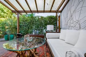 Cascais Central Apartment with Garden and Deck