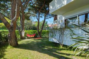 Cascais Central Apartment with Garden and Deck