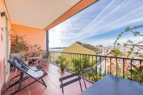 Castelo Design Aparment W/ Balcony & Super View by LovelyStay