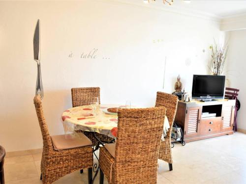 Appartement Appartement Cavalaire-sur-Mer, 2 pièces, 4 personnes - FR-1-226B-81 APPARTEMENT N°221 BAT LE FICUS - 3ème ETAGE 130 BOULEVARD PASTEUR Cavalaire-sur-Mer