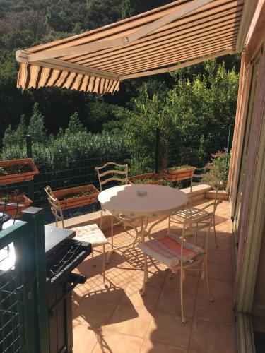 CAVALAIRE vue MER au loin MAISONNETTE TOUT ÉQUIPÉE POUR 4 PERSONNES AVEC PISCINE CLIM WIFI VÉLOS TV BARBECUES