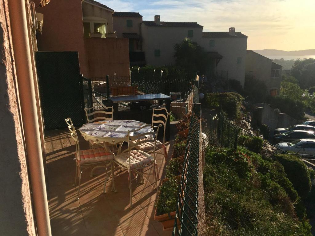 Appartement CAVALAIRE vue MER au loin MAISONNETTE TOUT ÉQUIPÉE POUR 4 PERSONNES AVEC PISCINE CLIM WIFI VÉLOS TV BARBECUES Logement L93 Résidence LE DOMAINE  DES LAURIERS Avenue du Frais Vallon 83240 Cavalaire-sur-Mer