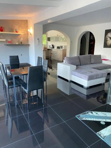 CAVALIERE APT 125M2 PISCINE