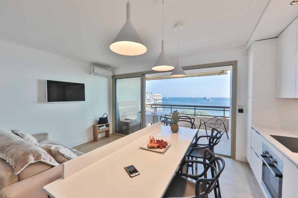 Center Bay Luxueux appartement avec vue mer 6 eme etage Center Bay 14 Avenue Guy de Maupassant, 06160 Juan-les-Pins