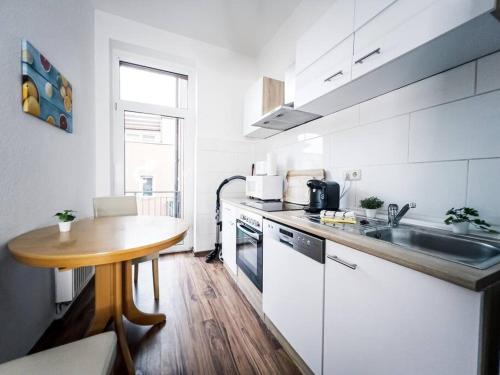 • Central 3 Bedroom Apt. close to the Arena and Stadium *up to 8 people*