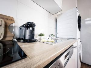 • Central 3 Bedroom Apt. close to the Arena and Stadium *up to 8 people*