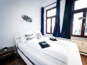 • Central 3 Bedroom Apt. close to the Arena and Stadium *up to 8 people*