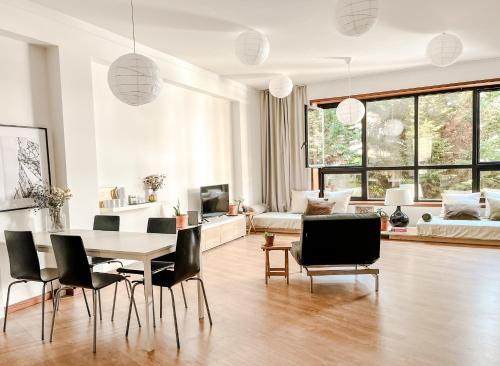 Central and Spacious Loft with free parking