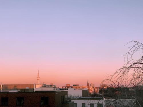 Central artist apartment, skyline view & breakfast inclusive