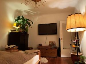 Central artist apartment, skyline view & breakfast inclusive