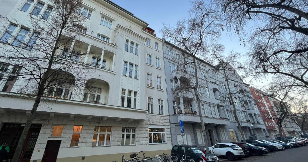 Appartement Central, charming studio for up to 3 people in historic building 39 Sybelstraße 10629 Berlin