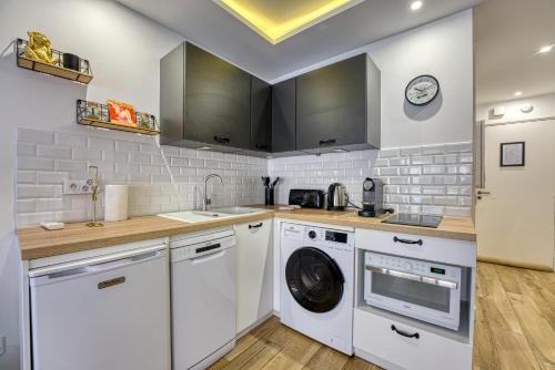 Central Location - 2-bed Cannes Apt