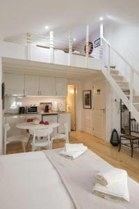 Central Mezzanine Studio by Timelystay