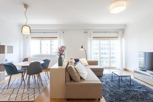 Central Orient Residence - Modern, spacious and sunny! By the river!