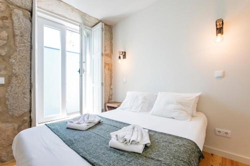 Central Studio w/ Pool, AC & Patio by LovelyStay