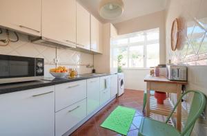 Central & Sunny 2BR Apt Near Beach, By TimeCooler