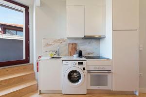 Central Superb Flat w/ AC & Balcony by LovelyStay