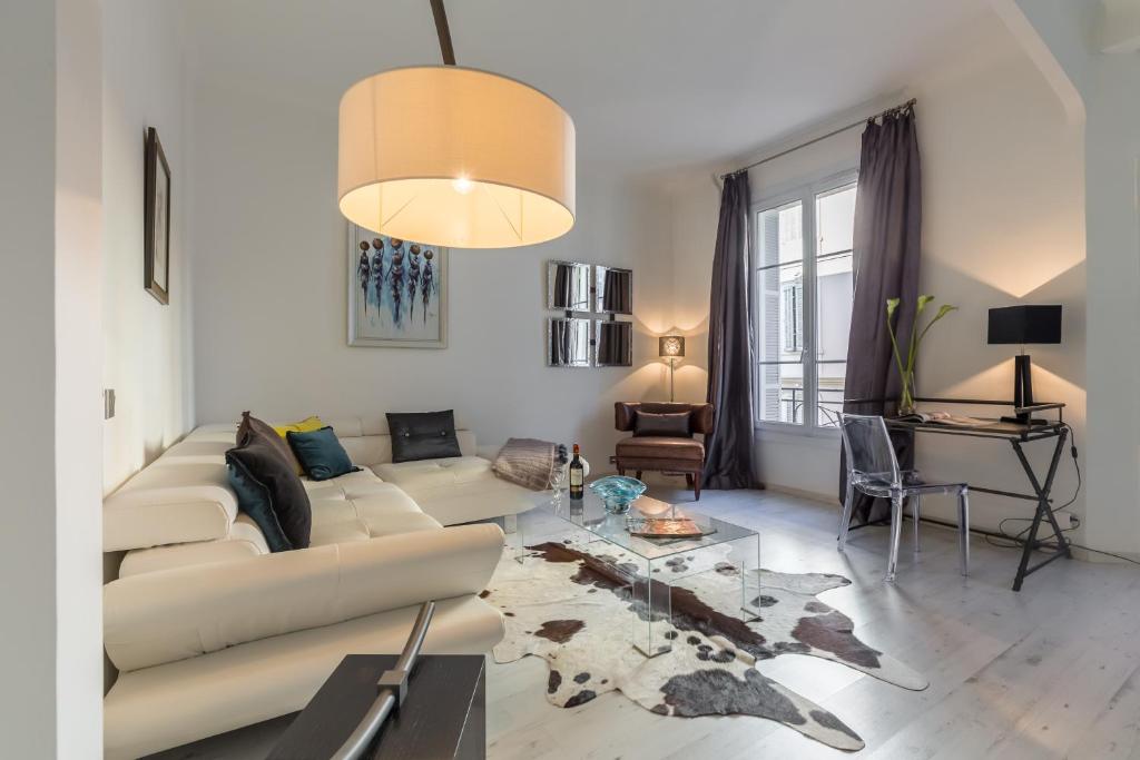 Centrally located modern 2 Bed apartment in Cannes with aircon and high ceilings and modern design 696 32 rue Hoche, 06400 Cannes