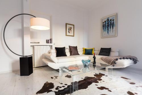 Centrally located modern 2 Bed apartment in Cannes with aircon and high ceilings and modern design 696