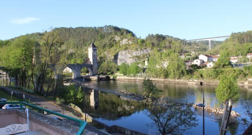 Centre CAHORS - Vue imprenable sur le PONT VALENTRE - Au bord de la rivière