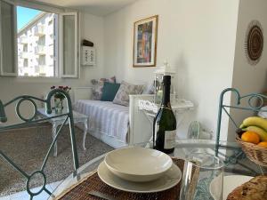Centre Carcassonne apartment with private sunny terrace