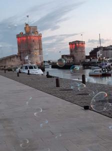 Centre-ville calme Vieux Port-WIFI & Local à vélo