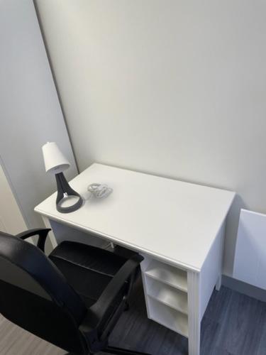 CH-9 Chambre toute équipée avec télévision