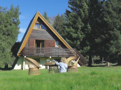 Chalet 70's cosy et rustique, vue et jardin !