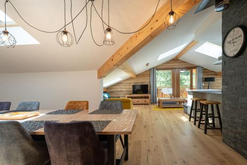 Chalet avec 3 chambres, 3 salles de bains et un Parking à 300m des Prodains