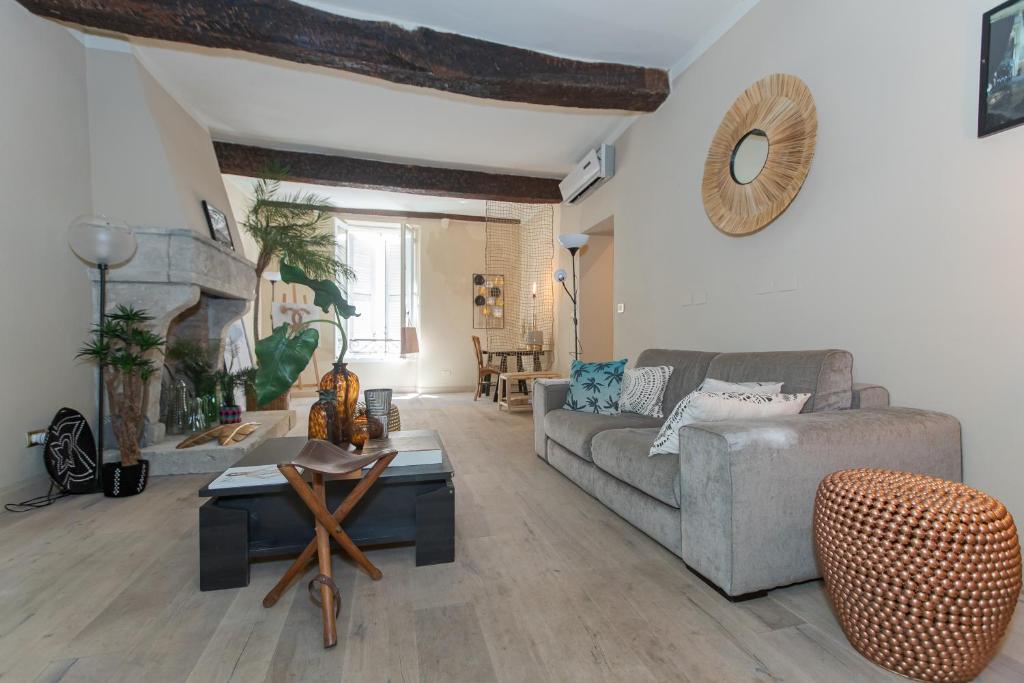 Chalet indépendant avec vue et jardin.