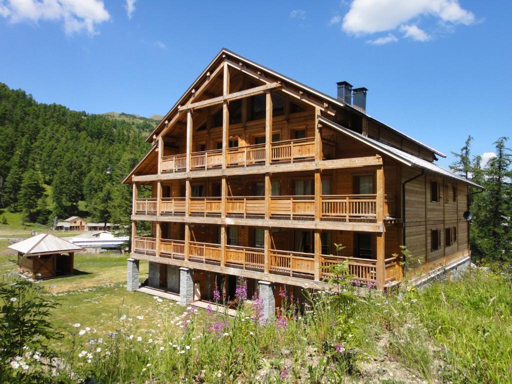 Chalet. Les Fermes de Vars Cours Yves Brayer, 05560 Vars