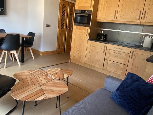 Chaleureux app 6p, balcon, pkg, accès spa/piscine
