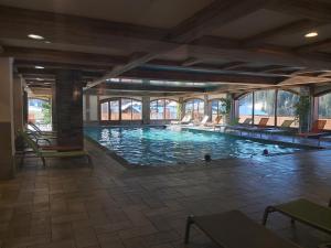Chaleureux app 6p, balcon, pkg, accès spa/piscine